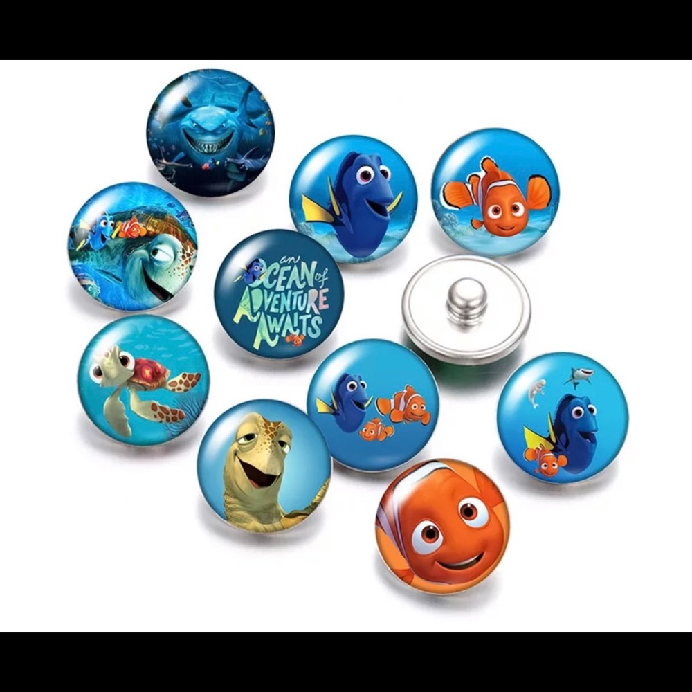 Snap charm necklace with 10 interchangeable character sets.- gold
